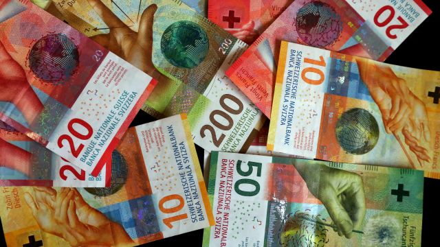 Už i Švýcarsko, tamní centrální banka poprvé za 15 let zvýšila úrokové sazby